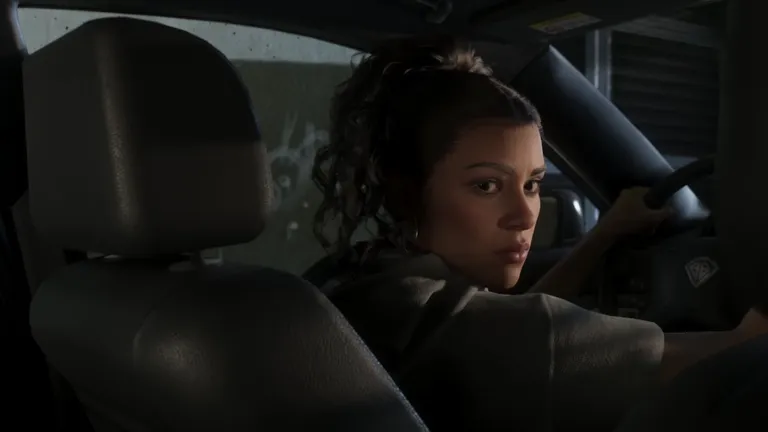 Lucia al volante si guarda alle spalle durante l'inseguimento