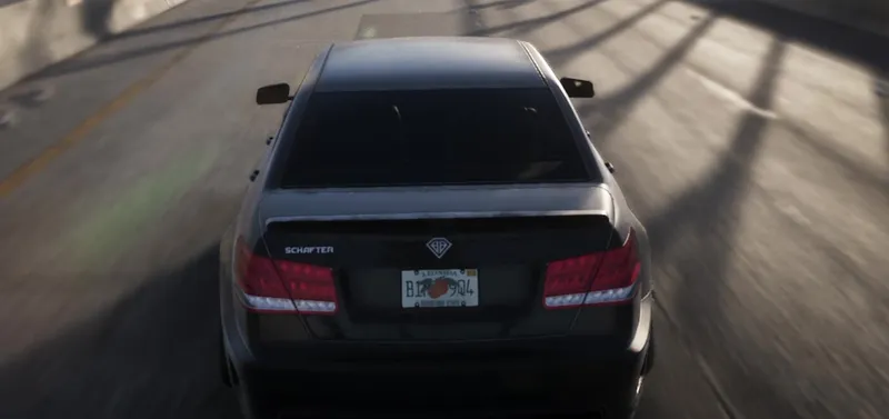 Il logo SCHAFTER, il marchio circolare Benefactor e la targa di Leonida sul retro della berlina, dall'Extended Look di GTA 6