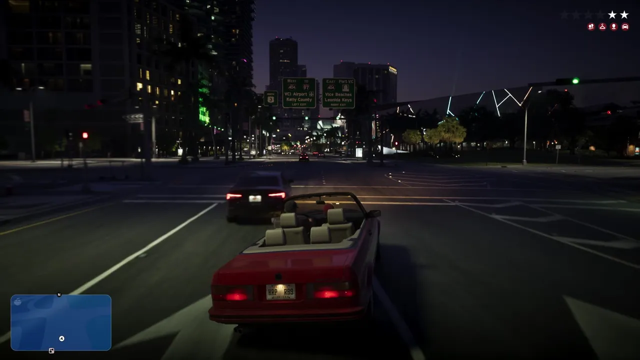 Un bulevar nocturno de Vice City con el medidor de búsqueda en pantalla