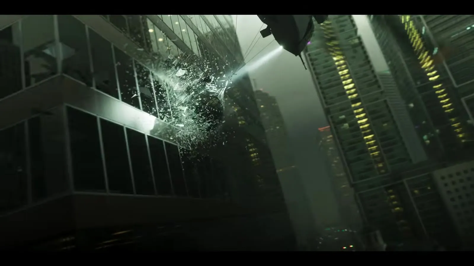 Ein Hubschrauber schwingt einen schweren runden Gegenstand durch die Glasfassade eines Hochhauses, aus dem GTA 6 Launch Trailer