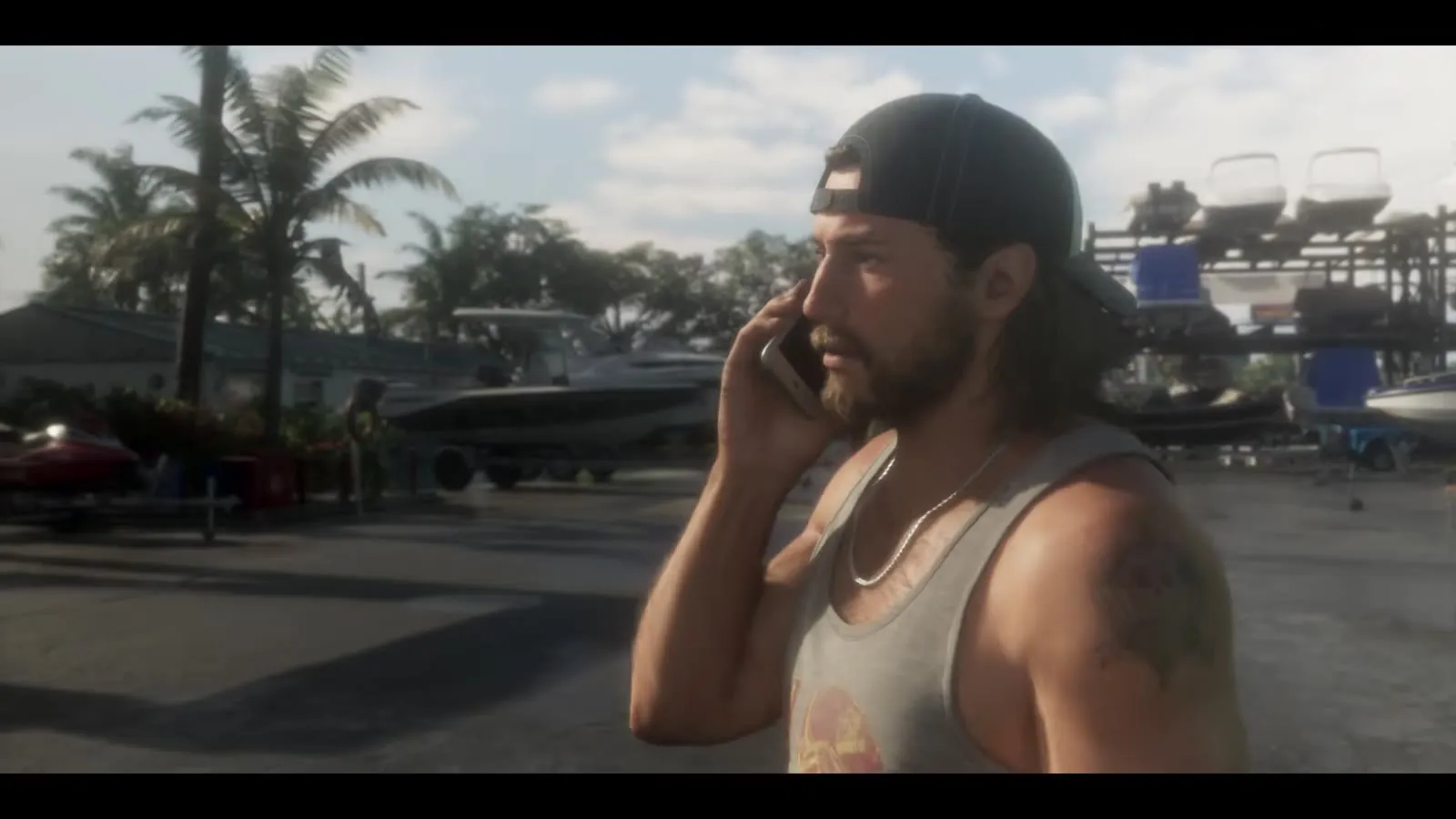 Jason telefoniert auf dem Parkplatz der Marina, aus dem GTA 6 Launch Trailer