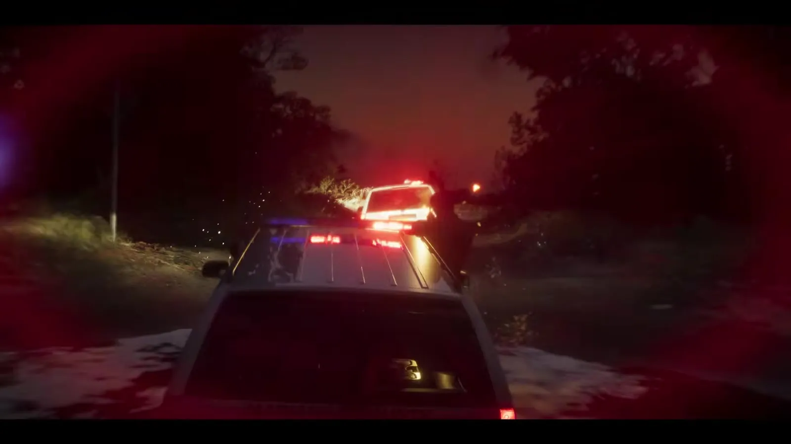 Ein Sheriff-SUV führt eine Verfolgungsjagd einen dunklen Hang hinauf an, aus dem GTA 6 Launch Trailer