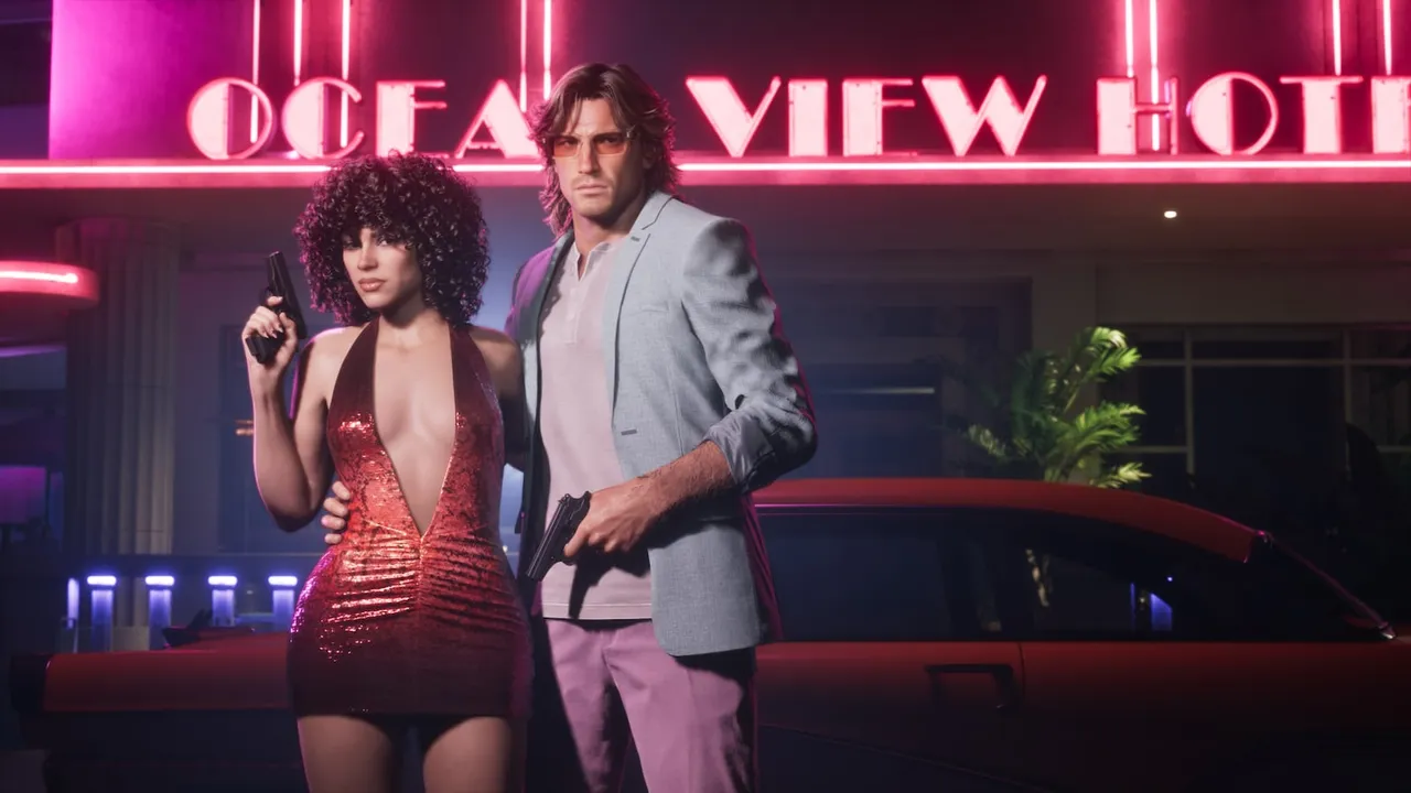 Jason y Lucia con los trajes del Vintage Vice City Pack bajo el rótulo de neón del Ocean View Hotel, con un Stanier del 55 rojo detrás